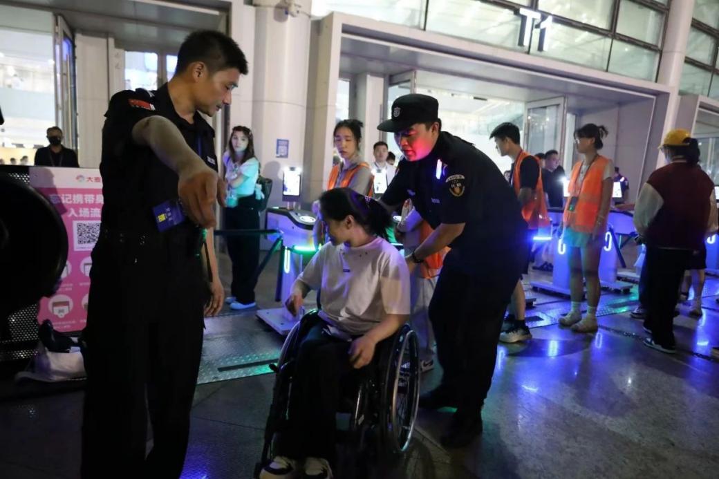 C:/Users/Administrator/Desktop/“安保鐵軍、硬核保障”2024系列報道四十二——南京市保安服務有限公司成功護航張碧晨「今兒個開心」十周年巡回演唱會南京站安保任務/5.jpg5