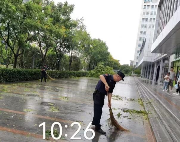 C:/Users/BA/Desktop/風(fēng)雨過(guò)后南京保安迅速行動(dòng)，恢復(fù)安“寧”面貌/5.jpg5