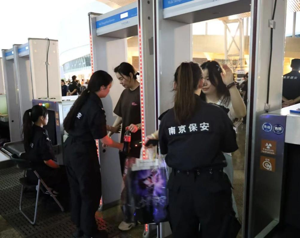C:/Users/Administrator/Desktop/“安保鐵軍、硬核保障”2024系列報道四十二——南京市保安服務有限公司成功護航張碧晨「今兒個開心」十周年巡回演唱會南京站安保任務/2.jpg2